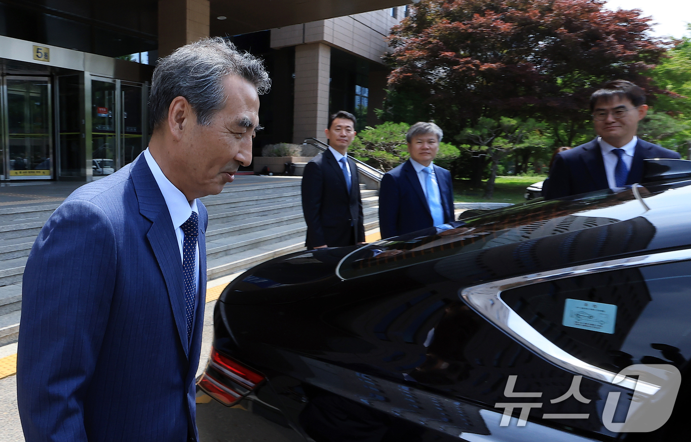 (과천=뉴스1) 박정호 기자 = 윤석열 전 대통령의 부인 김건희 여사 의혹 관련 사건을 맡은 민중기 특별검사가 19일 오전 경기도 정부과천청사 내 법무부와 고위공직자범죄수사처 방문 …