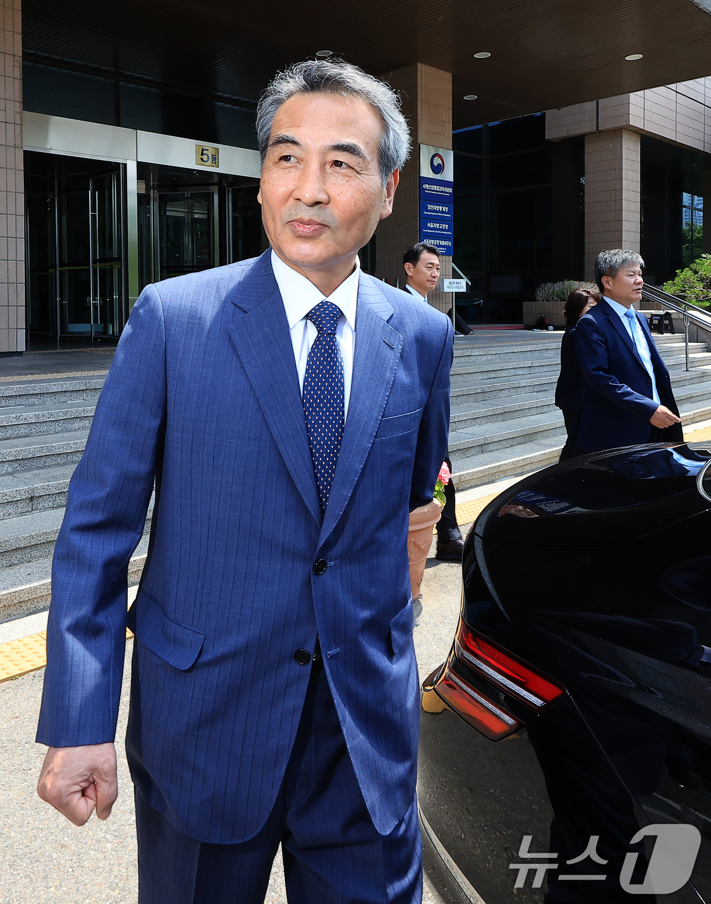 (과천=뉴스1) 박정호 기자 = 윤석열 전 대통령의 부인 김건희 여사 의혹 관련 사건을 맡은 민중기 특별검사가 19일 오전 경기도 정부과천청사 내 법무부와 고위공직자범죄수사처 방문 …