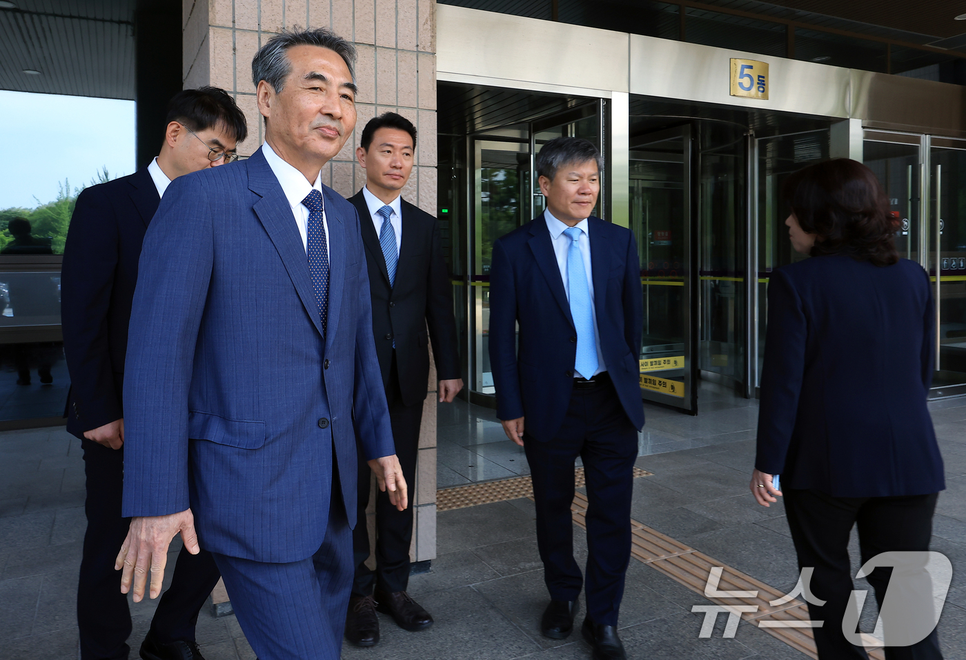 (과천=뉴스1) 박정호 기자 = 윤석열 전 대통령의 부인 김건희 여사 의혹 관련 사건을 맡은 민중기 특별검사가 19일 오전 경기도 정부과천청사 내 법무부와 고위공직자범죄수사처 방문 …