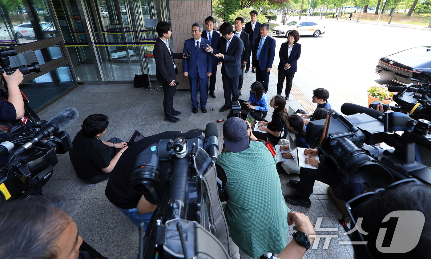 (과천=뉴스1) 박정호 기자 = 윤석열 전 대통령의 부인 김건희 여사 의혹 관련 사건을 맡은 민중기 특별검사가 19일 오전 경기도 정부과천청사 내 법무부와 고위공직자범죄수사처 방문 …