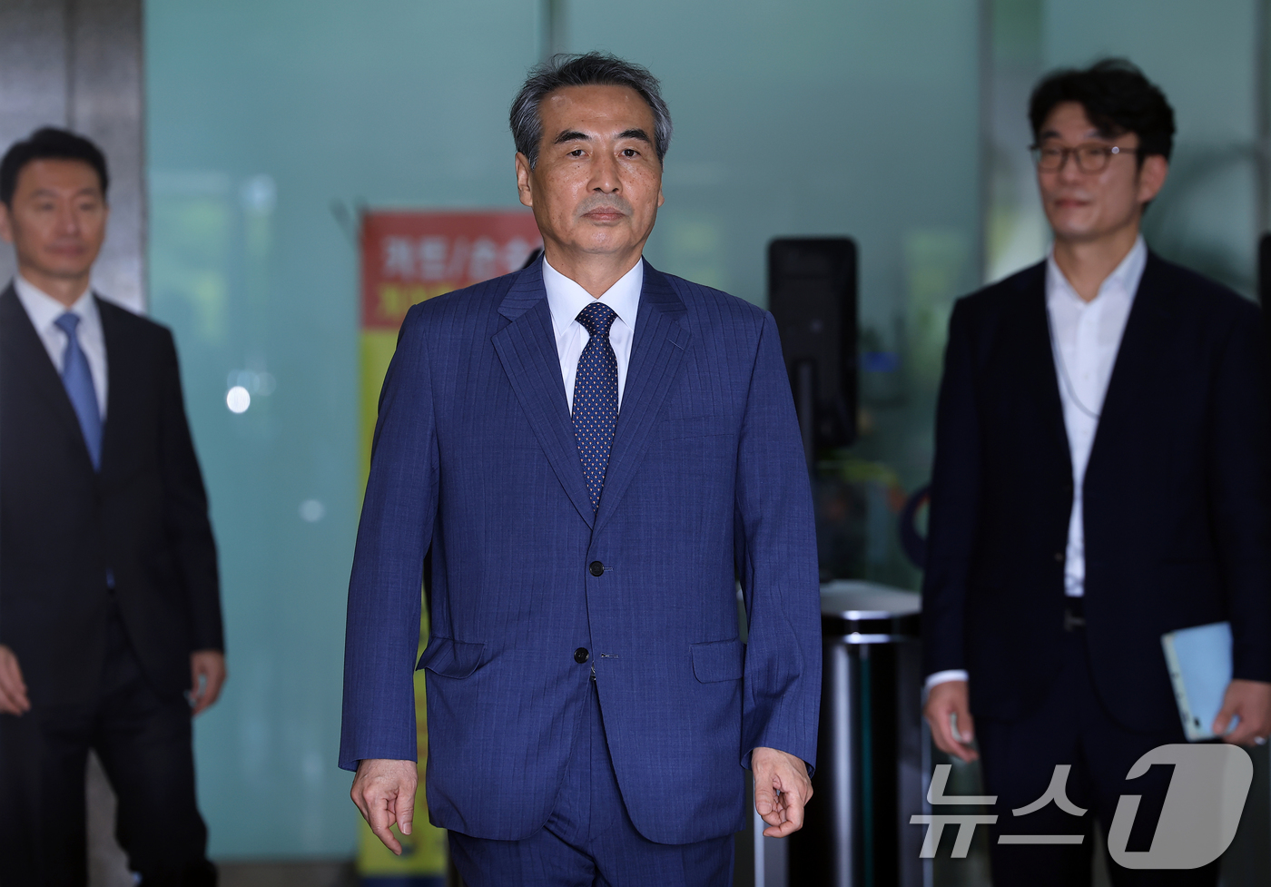 (과천=뉴스1) 박정호 기자 = 윤석열 전 대통령의 부인 김건희 여사 의혹 관련 사건을 맡은 민중기 특별검사가 19일 오전 경기도 정부과천청사 내 법무부와 고위공직자범죄수사처 방문 …