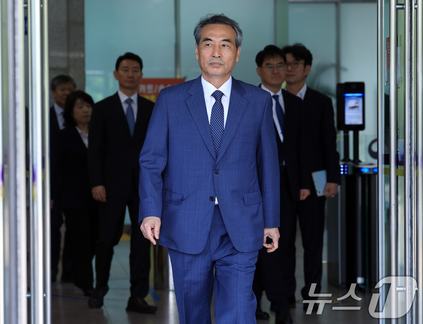 (과천=뉴스1) 박정호 기자 = 윤석열 전 대통령의 부인 김건희 여사 의혹 관련 사건을 맡은 민중기 특별검사가 19일 오전 경기도 정부과천청사 내 법무부와 고위공직자범죄수사처 방문 …