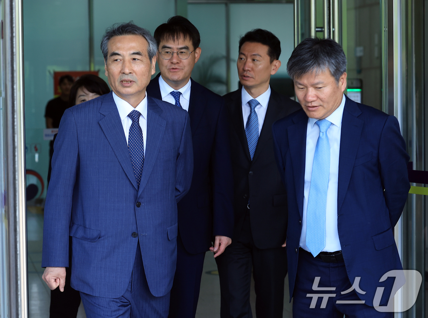 (과천=뉴스1) 박정호 기자 = 윤석열 전 대통령의 부인 김건희 여사 의혹 관련 사건을 맡은 민중기 특별검사가 19일 오전 경기도 정부과천청사 내 법무부와 고위공직자범죄수사처 방문 …