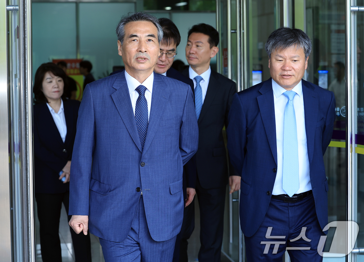 (과천=뉴스1) 박정호 기자 = 윤석열 전 대통령의 부인 김건희 여사 의혹 관련 사건을 맡은 민중기 특별검사가 19일 오전 경기도 정부과천청사 내 법무부와 고위공직자범죄수사처 방문 …