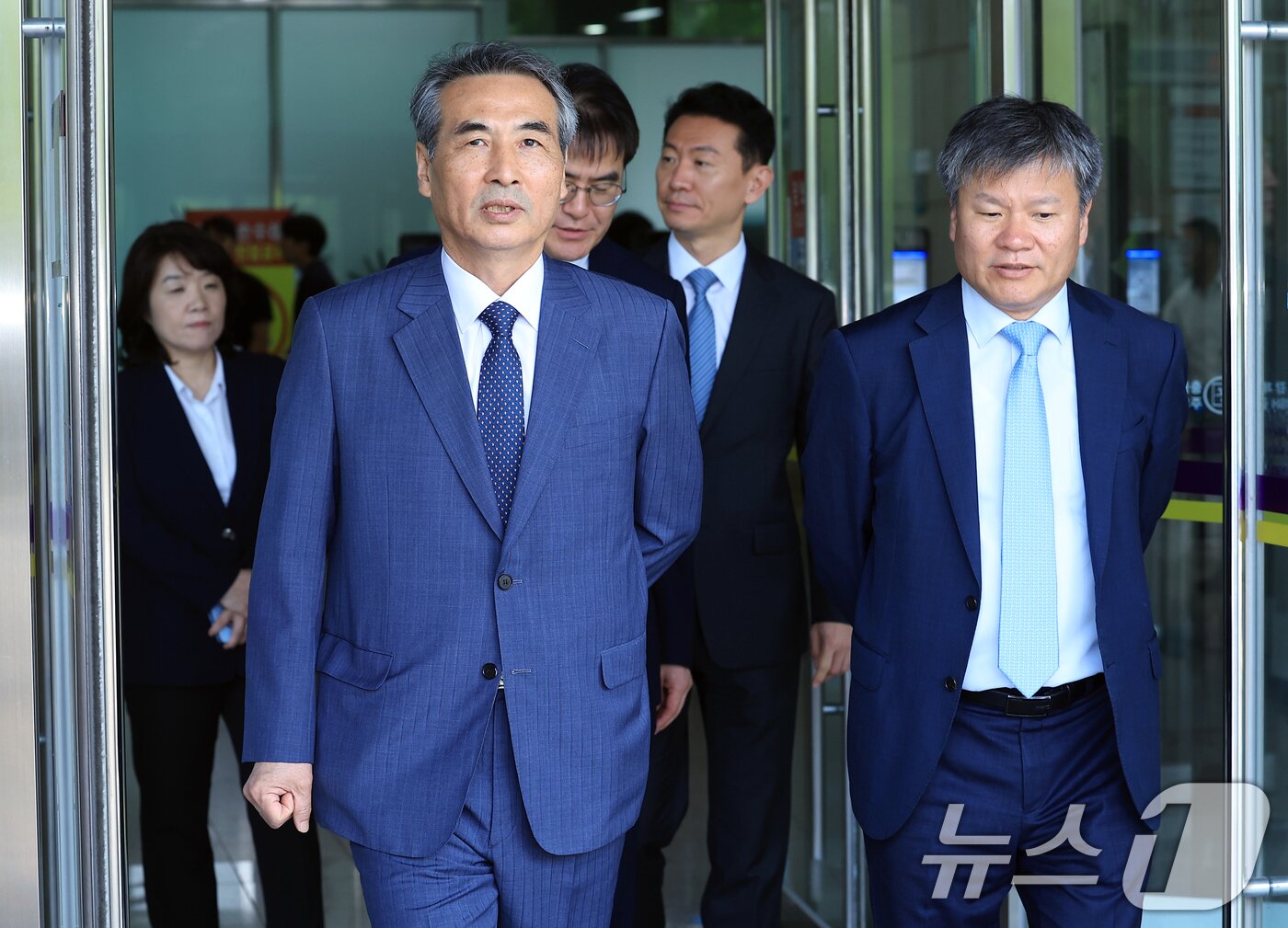 본문 이미지 - 윤석열 전 대통령의 부인 김건희 여사 의혹 관련 사건을 맡은 민중기 특별검사가 19일 오전 경기도 정부과천청사 내 법무부와 고위공직자범죄수사처 방문을 마친 뒤 특검보들과 함께 밖으로 나오고 있다.  2025.6.19/뉴스1 ⓒ News1 박정호 기자