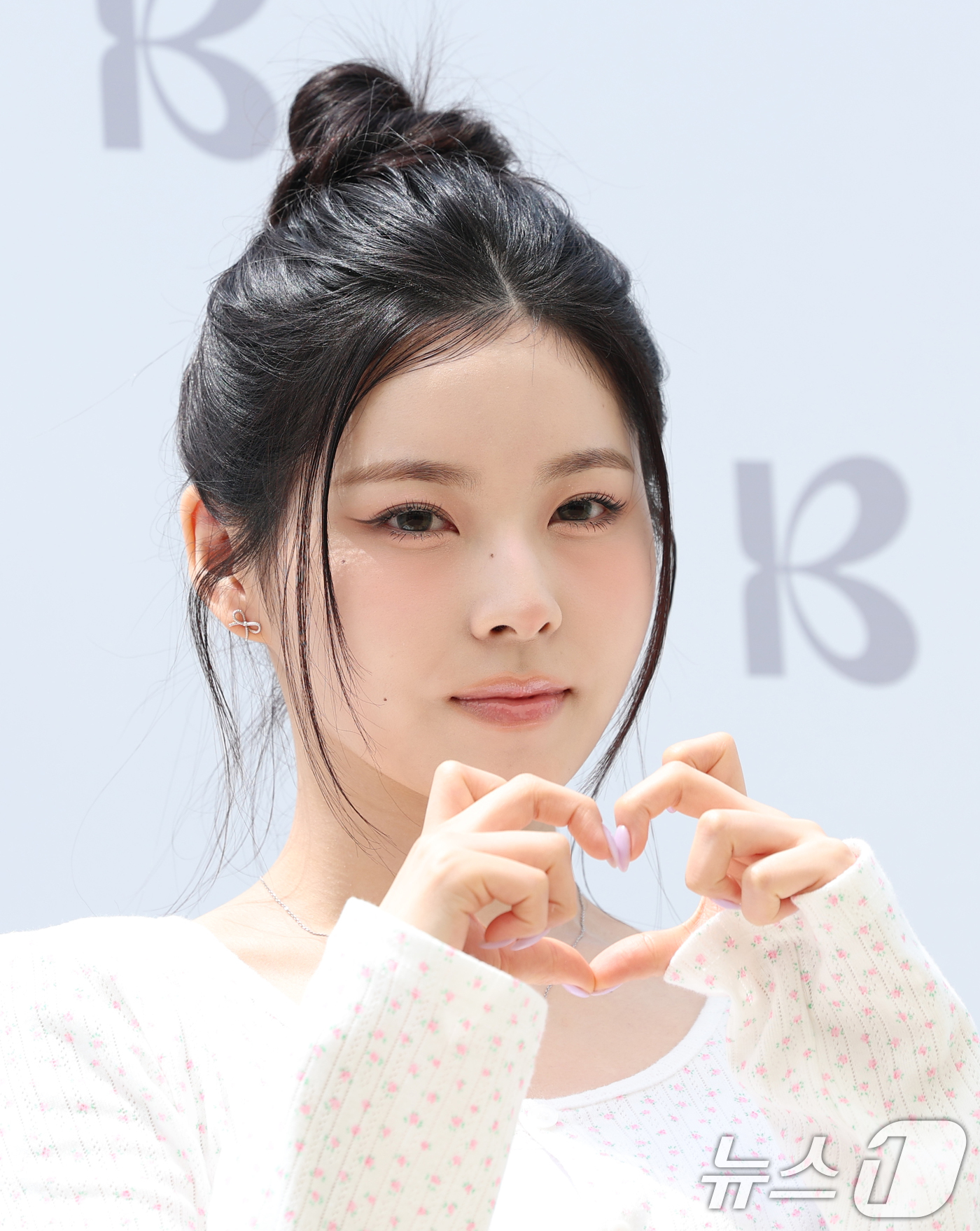 (서울=뉴스1) 권현진 기자 = 엔믹스 규진이 19일 오전 서울 성동구 성수동의 한 매장에서 진행된 여성복 브랜드의 플래그십 스토어 오픈기념 행사에 참석해 포즈를 취하고 있다. 2 …