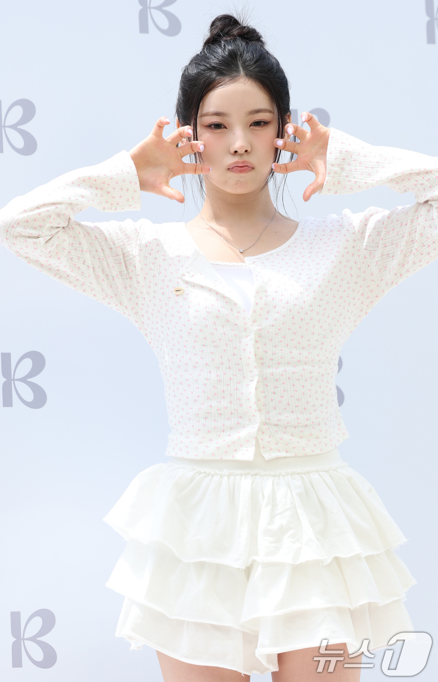 (서울=뉴스1) 권현진 기자 = 엔믹스 규진이 19일 오전 서울 성동구 성수동의 한 매장에서 진행된 여성복 브랜드의 플래그십 스토어 오픈기념 행사에 참석해 포즈를 취하고 있다. 2 …