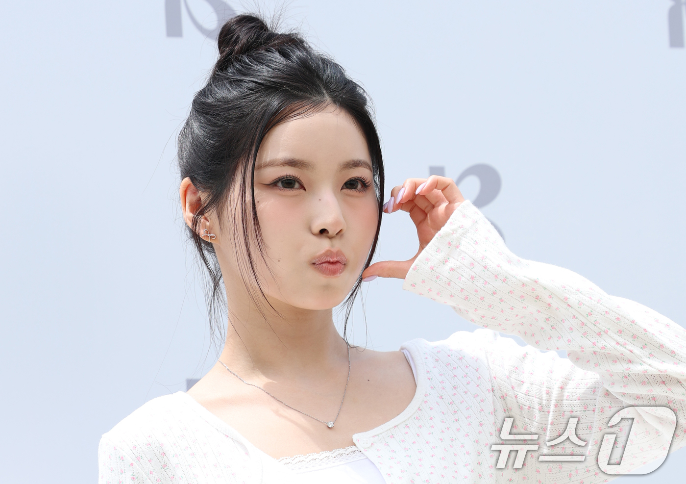 (서울=뉴스1) 권현진 기자 = 엔믹스 규진이 19일 오전 서울 성동구 성수동의 한 매장에서 진행된 여성복 브랜드의 플래그십 스토어 오픈기념 행사에 참석해 포즈를 취하고 있다. 2 …