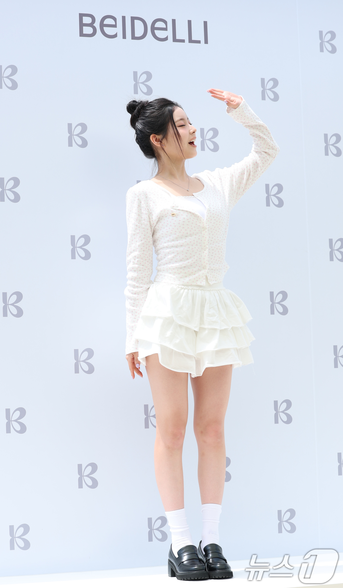 (서울=뉴스1) 권현진 기자 = 엔믹스 규진이 19일 오전 서울 성동구 성수동의 한 매장에서 진행된 여성복 브랜드의 플래그십 스토어 오픈기념 행사에 참석해 포즈를 취하고 있다. 2 …