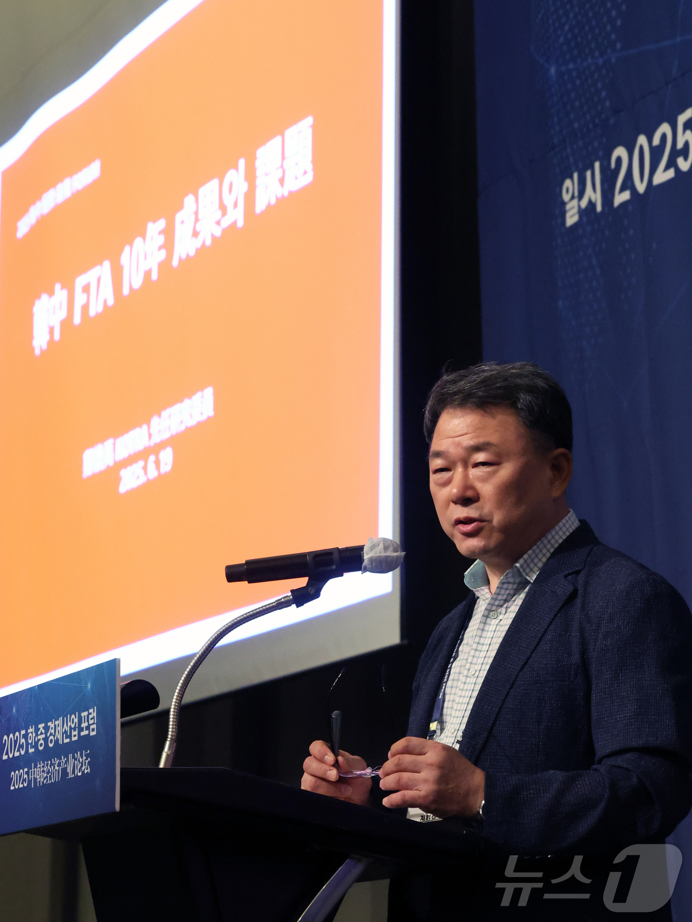 (인천=뉴스1) 황기선 기자 = 정환우 한국무역투자진흥공사(KOTRA) 선임연구원이 19일 오전 인천시 연수구 쉐라톤그랜드인천호텔에서 열린 \'2025 한·중 경제 산업 포럼\'에 …