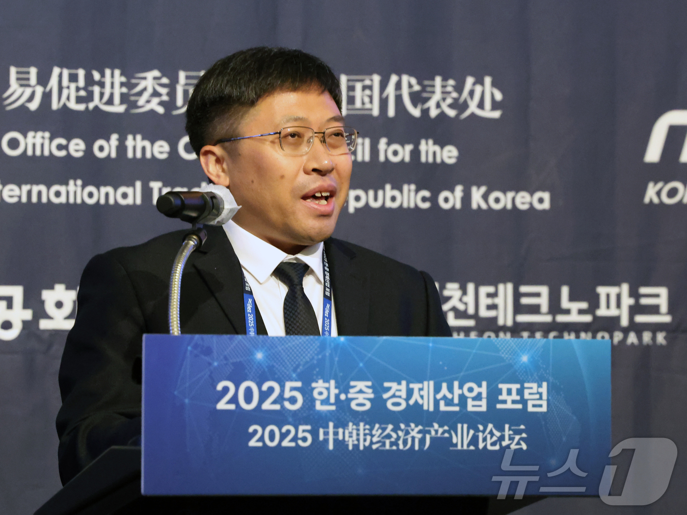 (인천=뉴스1) 황기선 기자 = 하오쥔펑 중국 대외경제무역대학교 외국어학원 부원장이 19일 오전 인천시 연수구 쉐라톤그랜드인천호텔에서 열린 \'2025 한·중 경제 산업 포럼\'에 …