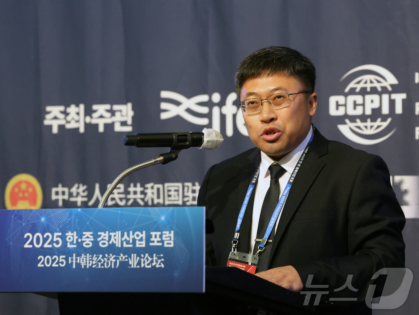 (인천=뉴스1) 황기선 기자 = 하오쥔펑 중국 대외경제무역대학교 외국어학원 부원장이 19일 오전 인천시 연수구 쉐라톤그랜드인천호텔에서 열린 \'2025 한·중 경제 산업 포럼\'에 …