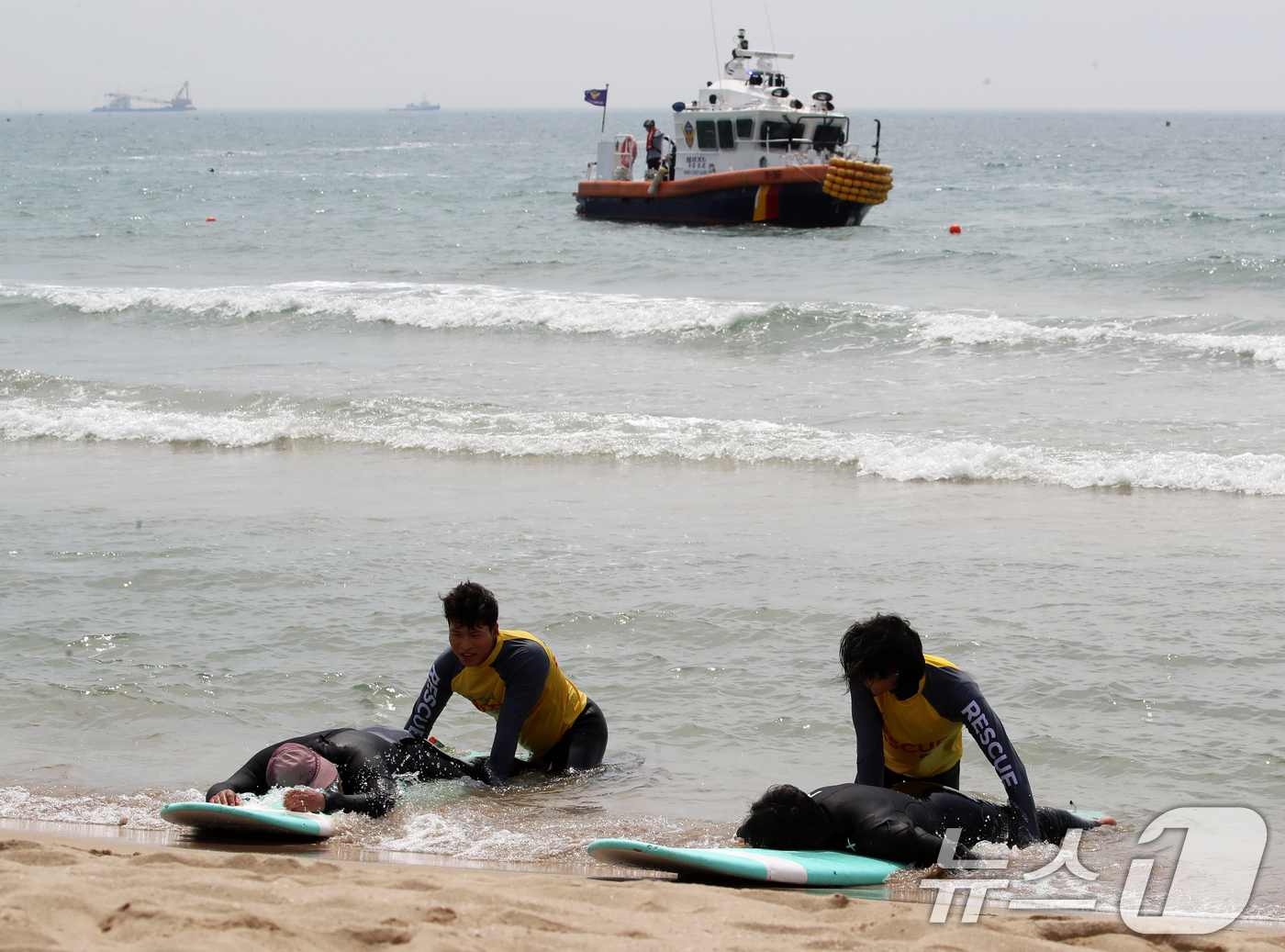 (부산=뉴스1) 윤일지 기자 = 19일 부산 해운대구 송정해수욕장에서 부산해경과 서프구조대가 해수욕장 개장에 대비해 인명구조 훈련을 하고 있다.부산 해운대·송정해수욕장은 오는 21 …