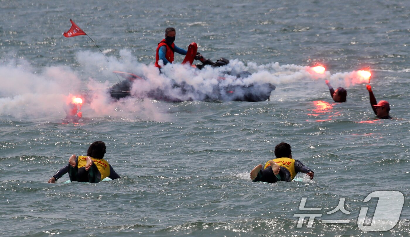 본문 이미지 - 19일 부산 해운대구 송정해수욕장에서 부산해경과 서프구조대가 해수욕장 개장에 대비해 인명구조 훈련을 하고 있다.  2025.6.19/뉴스1 ⓒ News1 윤일지 기자