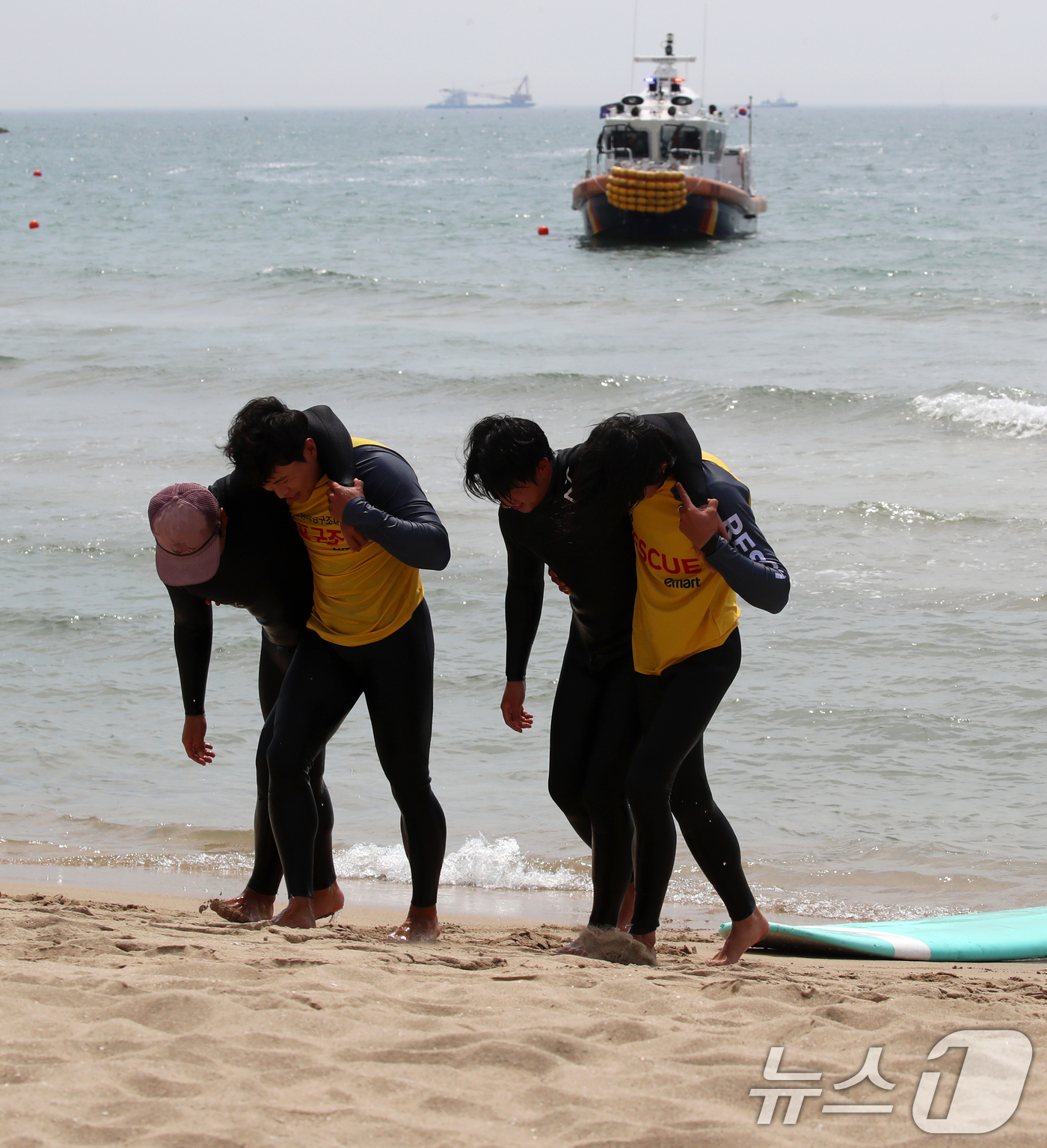 (부산=뉴스1) 윤일지 기자 = 19일 부산 해운대구 송정해수욕장에서 부산해경과 서프구조대가 해수욕장 개장에 대비해 인명구조 훈련을 하고 있다.부산 해운대·송정해수욕장은 오는 21 …