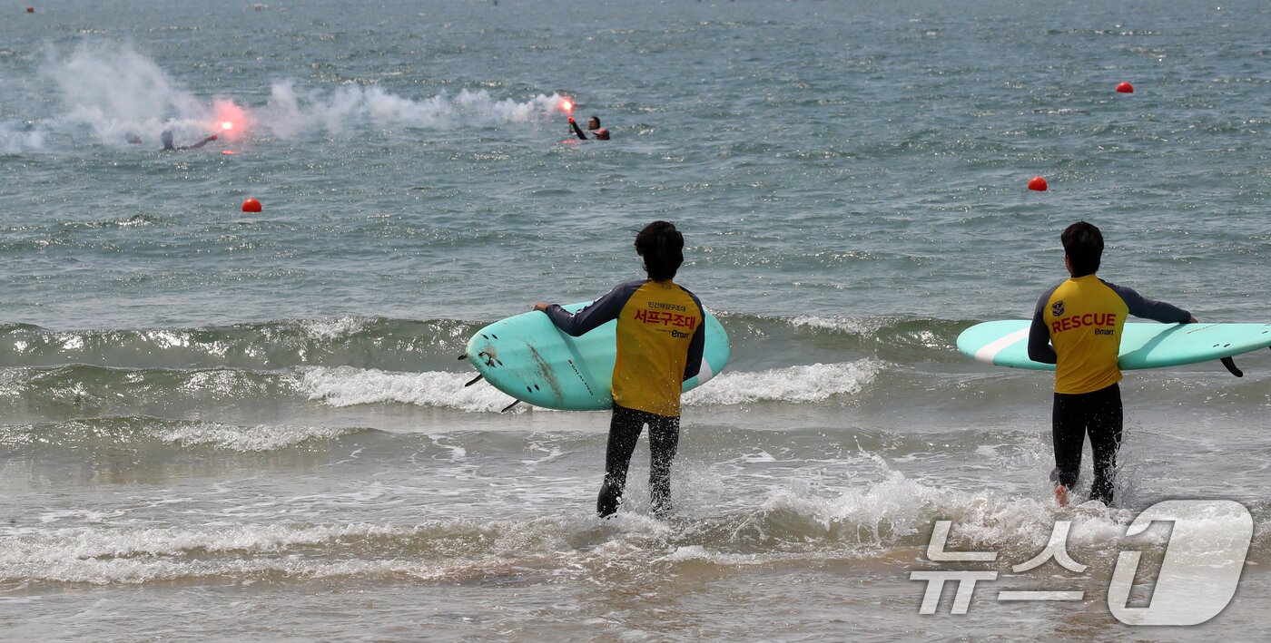 본문 이미지 - 19일 부산 해운대구 송정해수욕장에서 부산해경과 서프구조대가 해수욕장 개장에 대비해 인명구조 훈련을 하고 있다.  2025.6.19/뉴스1 ⓒ News1 윤일지 기자