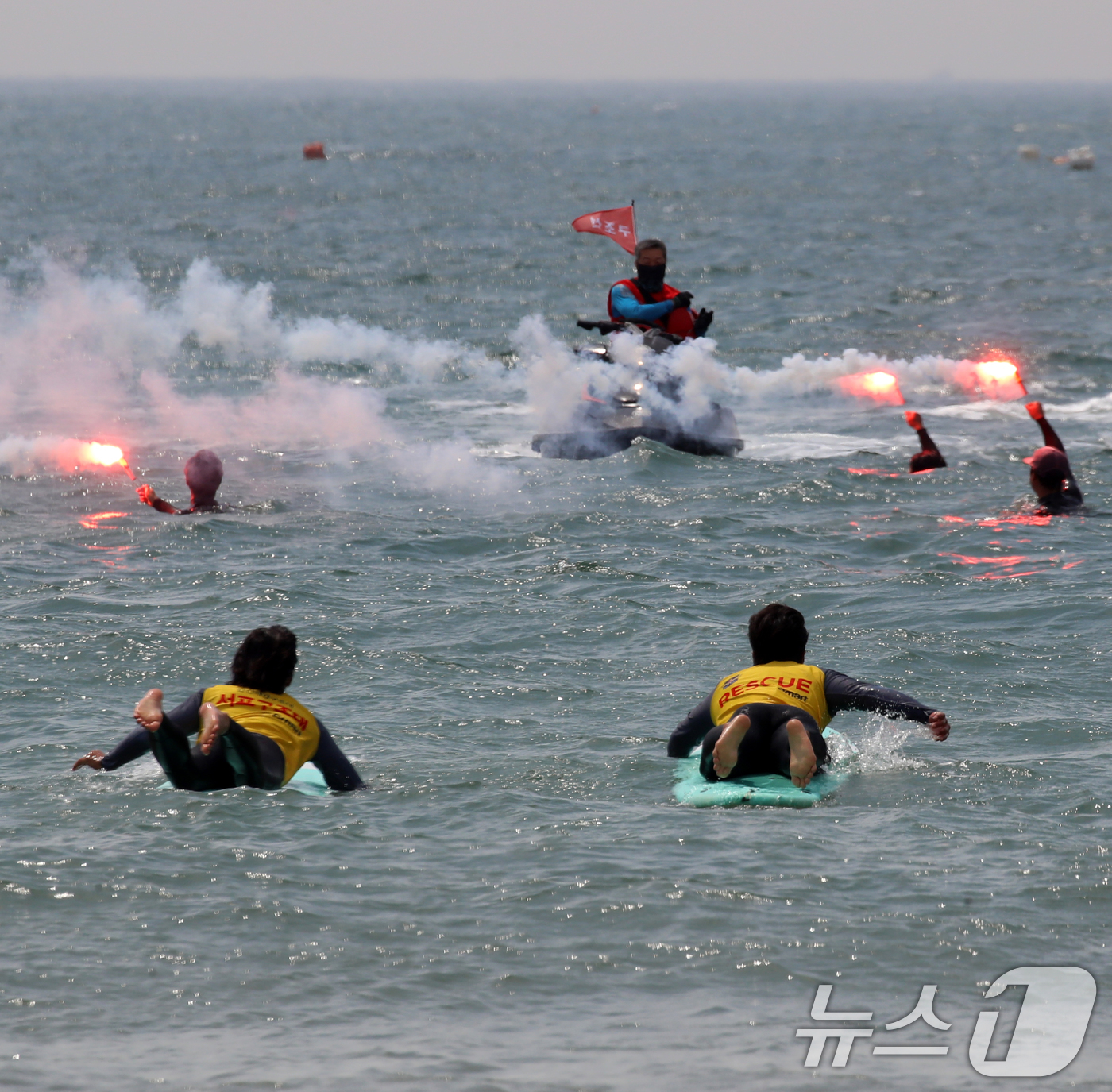 (부산=뉴스1) 윤일지 기자 = 19일 부산 해운대구 송정해수욕장에서 부산해경과 서프구조대가 해수욕장 개장에 대비해 인명구조 훈련을 하고 있다.부산 해운대·송정해수욕장은 오는 21 …