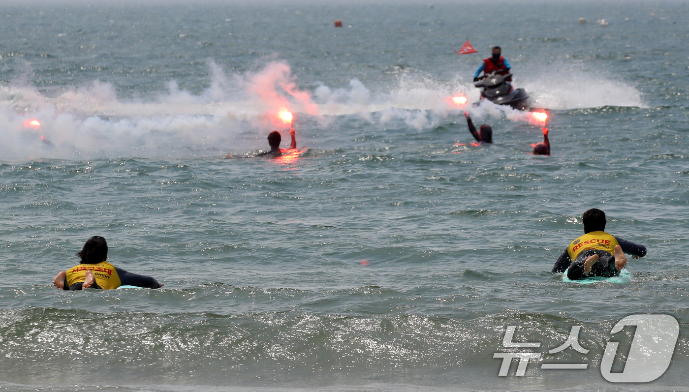 (부산=뉴스1) 윤일지 기자 = 19일 부산 해운대구 송정해수욕장에서 부산해경과 서프구조대가 해수욕장 개장에 대비해 인명구조 훈련을 하고 있다.부산 해운대·송정해수욕장은 오는 21 …