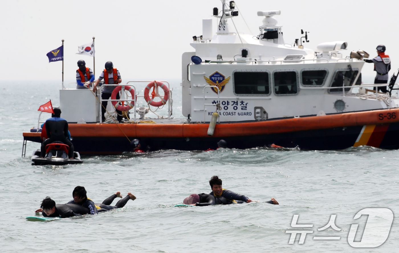 (부산=뉴스1) 윤일지 기자 = 19일 부산 해운대구 송정해수욕장에서 부산해경과 서프구조대가 해수욕장 개장에 대비해 인명구조 훈련을 하고 있다.부산 해운대·송정해수욕장은 오는 21 …
