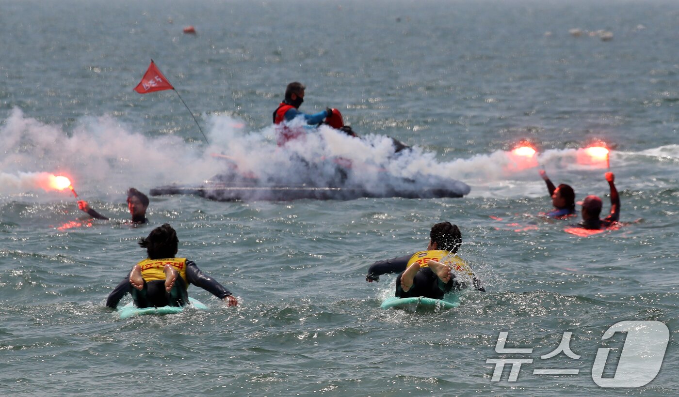 본문 이미지 - 19일 부산 해운대구 송정해수욕장에서 부산해경과 서프구조대가 해수욕장 개장에 대비해 인명구조 훈련을 하고 있다.  2025.6.19/뉴스1 ⓒ News1 윤일지 기자