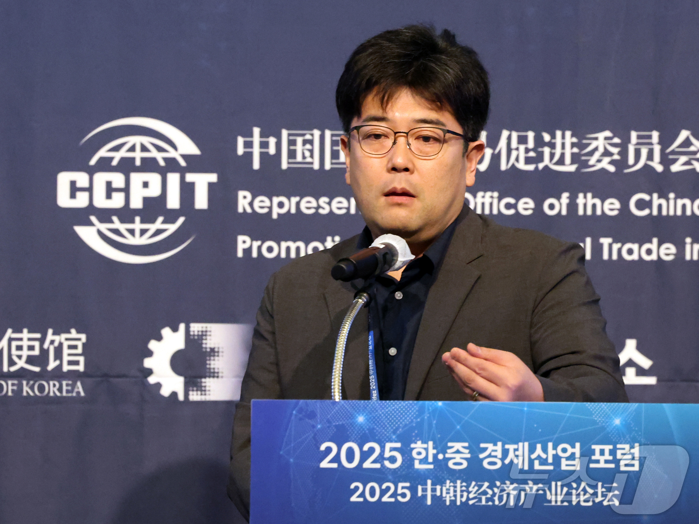 (인천=뉴스1) 황기선 기자 = 김수한 인천연구원 경제·환경연구부 연구위원이 19일 오전 인천시 연수구 쉐라톤그랜드인천호텔에서 열린 \'2025 한·중 경제 산업 포럼\'에서 \' …