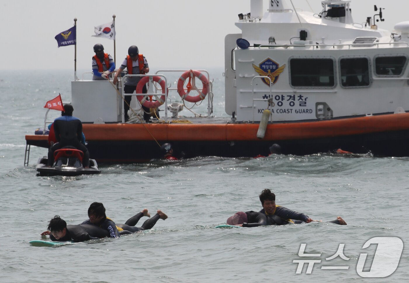 본문 이미지 - 19일 부산 해운대구 송정해수욕장에서 부산해경과 서프구조대가 해수욕장 개장에 대비해 인명구조 훈련을 하고 있다.  2025.6.19/뉴스1 ⓒ News1 윤일지 기자