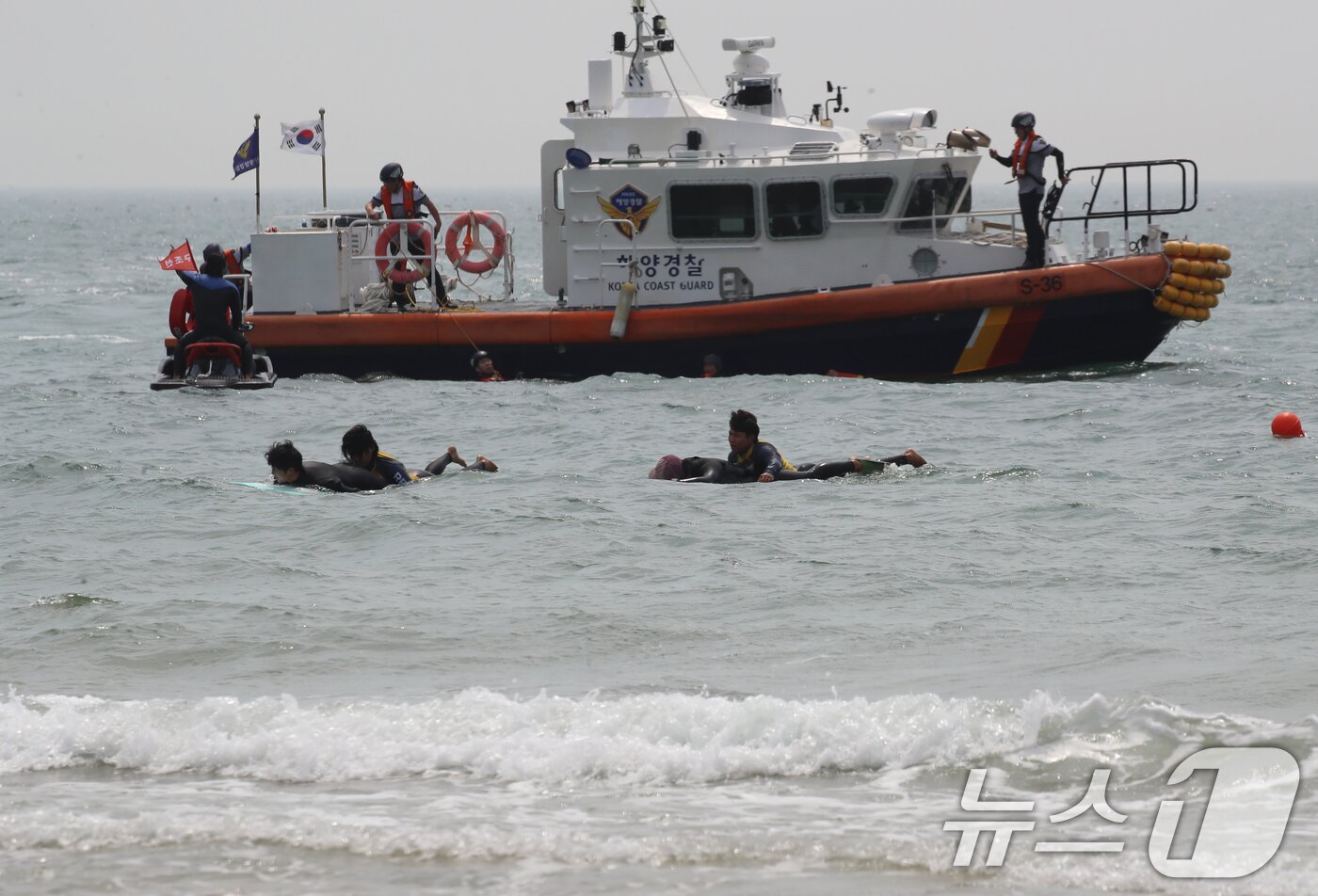 본문 이미지 - 19일 부산 해운대구 송정해수욕장에서 부산해경과 서프구조대가 해수욕장 개장에 대비해 인명구조 훈련을 하고 있다.  2025.6.19/뉴스1 ⓒ News1 윤일지 기자