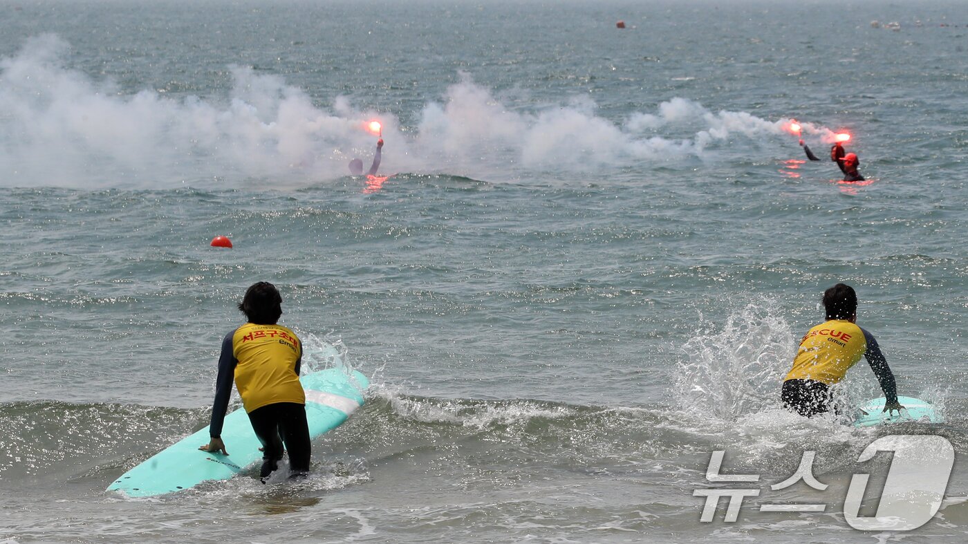 본문 이미지 - 19일 부산 해운대구 송정해수욕장에서 부산해경과 서프구조대가 해수욕장 개장에 대비해 인명구조 훈련을 하고 있다.  2025.6.19/뉴스1 ⓒ News1 윤일지 기자