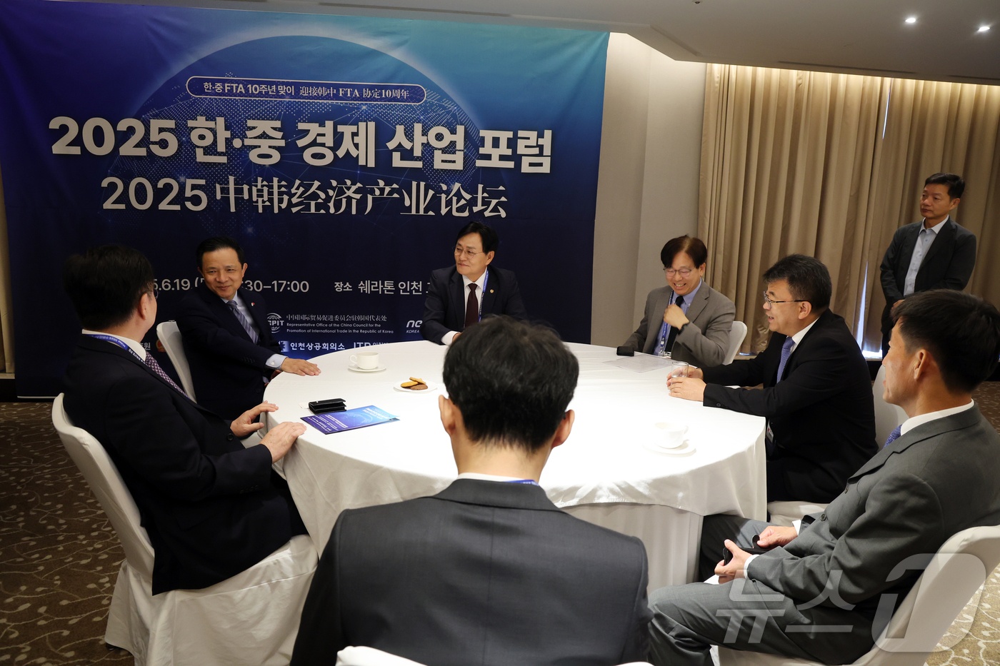 (인천=뉴스1) 황기선 기자 = 윤원석 인천경제자유구역청장과 다이빙 주한중국대사, 이영섭 뉴스1 대표가 19일 오전 인천시 연수구 쉐라톤그랜드인천호텔에서 열린 '2025 한·중 경 …