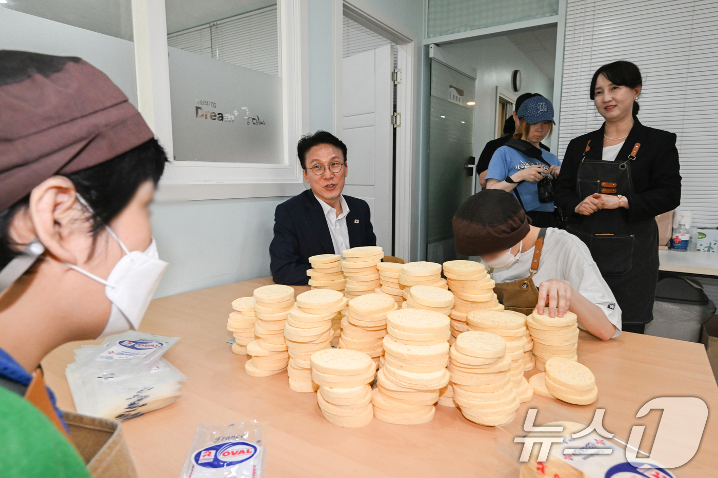 (서울=뉴스1) 오대일 기자 = 김민석 국무총리 후보자가 19일 서울 영등포구 꿈더하기 사회적협동조합에서 열린 발달장애인 일자리 현장 간담회에 앞서 종사자들의 작업현장을 둘러보고 …