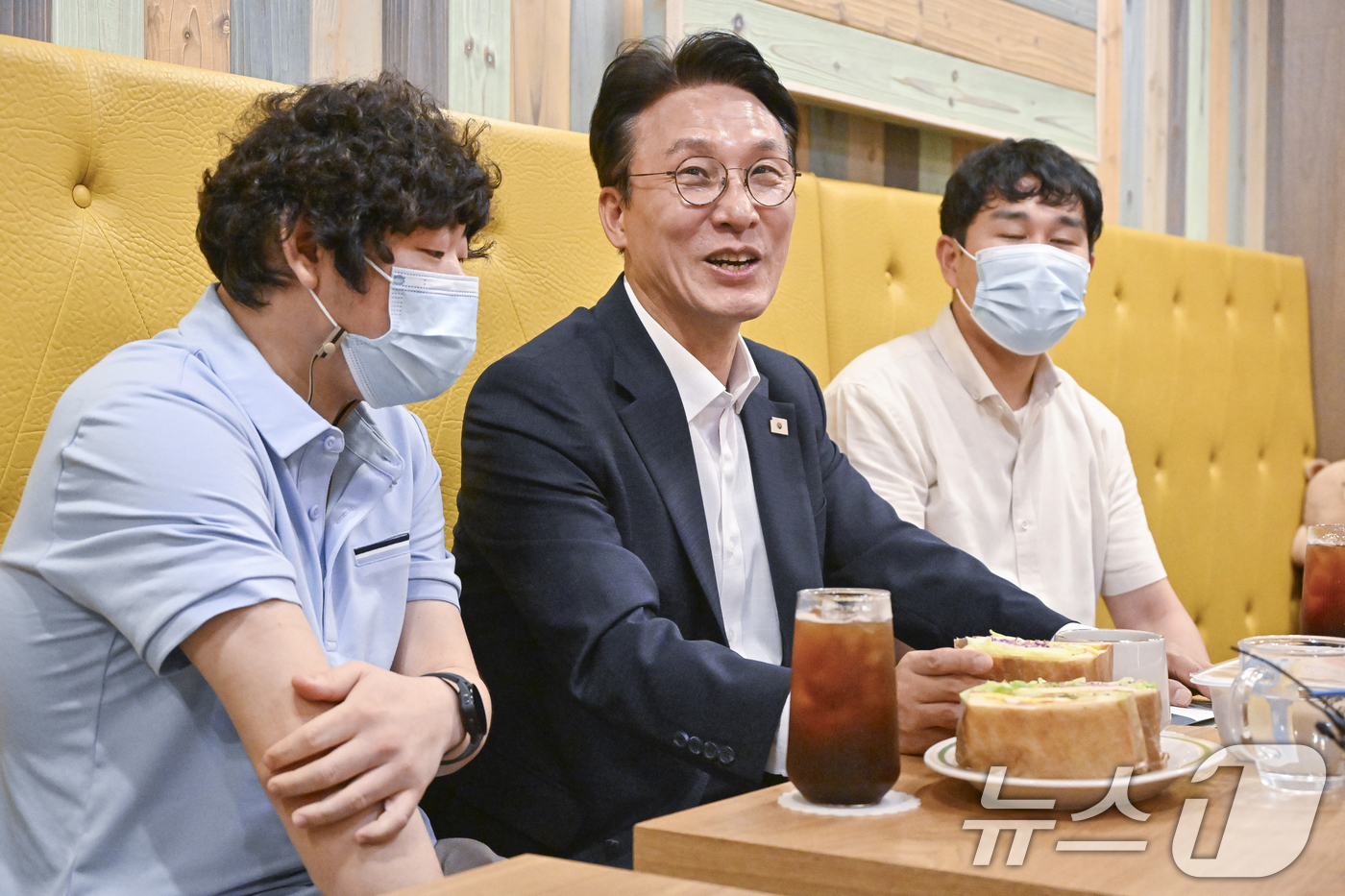 (서울=뉴스1) 오대일 기자 = 김민석 국무총리 후보자가 19일 서울 영등포구 꿈더하기 사회적협동조합에서 열린 발달장애인 일자리 현장 간담회에서 발언하고 있다. (공동취재) 202 …