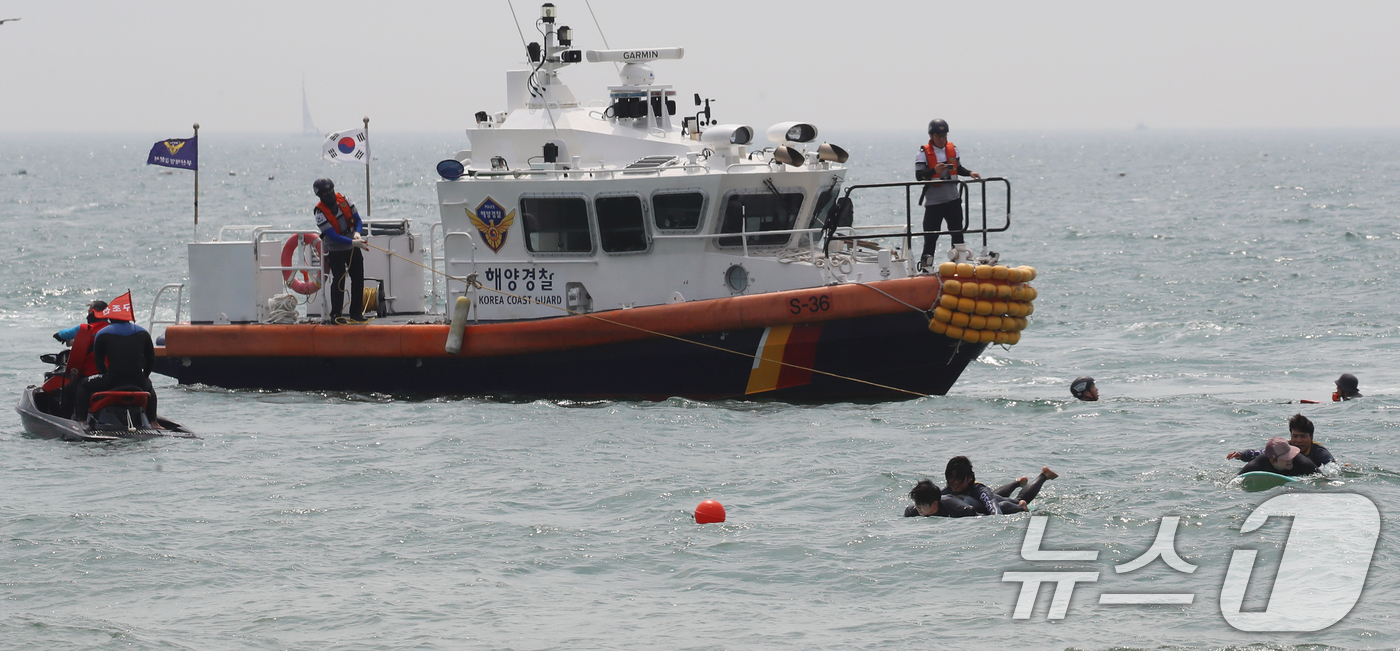 (부산=뉴스1) 윤일지 기자 = 19일 부산 해운대구 송정해수욕장에서 부산해경과 서프구조대가 해수욕장 개장에 대비해 인명구조 훈련을 하고 있다.부산 해운대·송정해수욕장은 오는 21 …