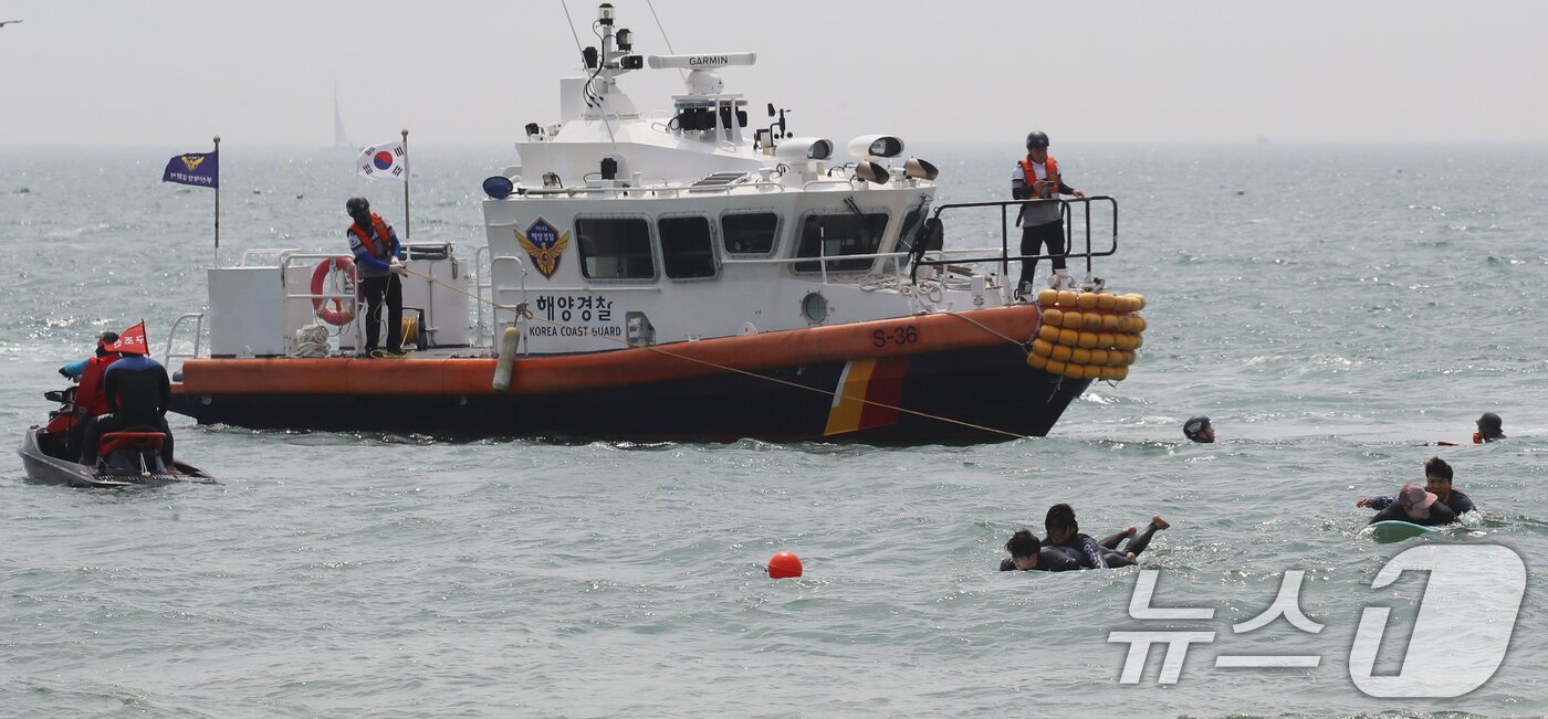 본문 이미지 - 19일 부산 해운대구 송정해수욕장에서 부산해경과 서프구조대가 해수욕장 개장에 대비해 인명구조 훈련을 하고 있다.  2025.6.19/뉴스1 ⓒ News1 윤일지 기자