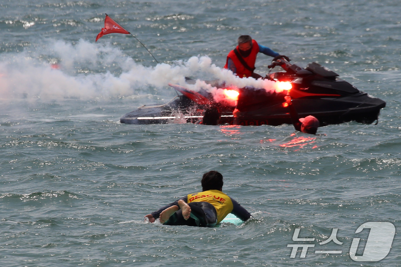 (부산=뉴스1) 윤일지 기자 = 19일 부산 해운대구 송정해수욕장에서 부산해경과 서프구조대가 해수욕장 개장에 대비해 인명구조 훈련을 하고 있다.부산 해운대·송정해수욕장은 오는 21 …