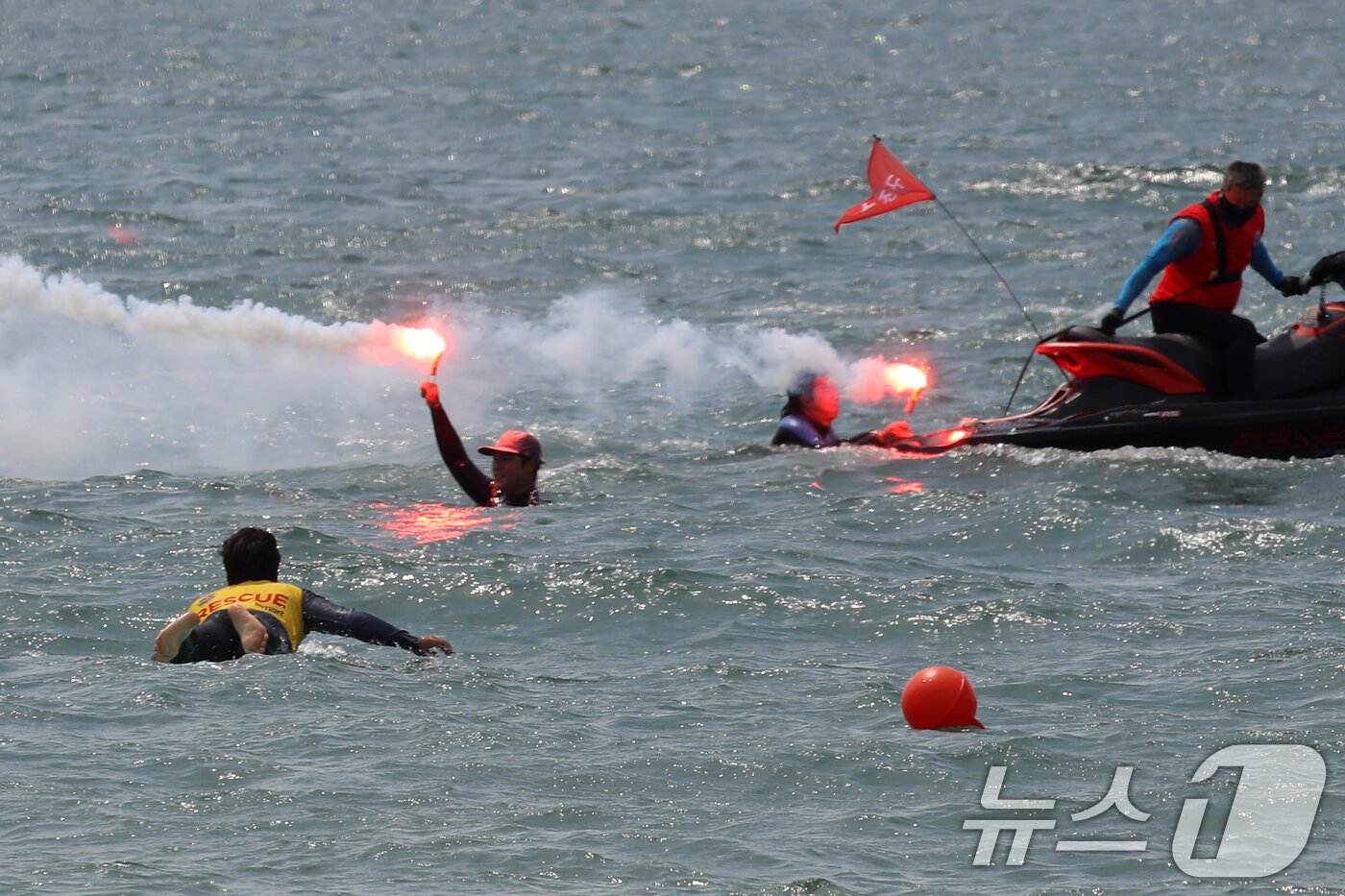 본문 이미지 - 19일 부산 해운대구 송정해수욕장에서 부산해경과 서프구조대가 해수욕장 개장에 대비해 인명구조 훈련을 하고 있다.  2025.6.19/뉴스1 ⓒ News1 윤일지 기자