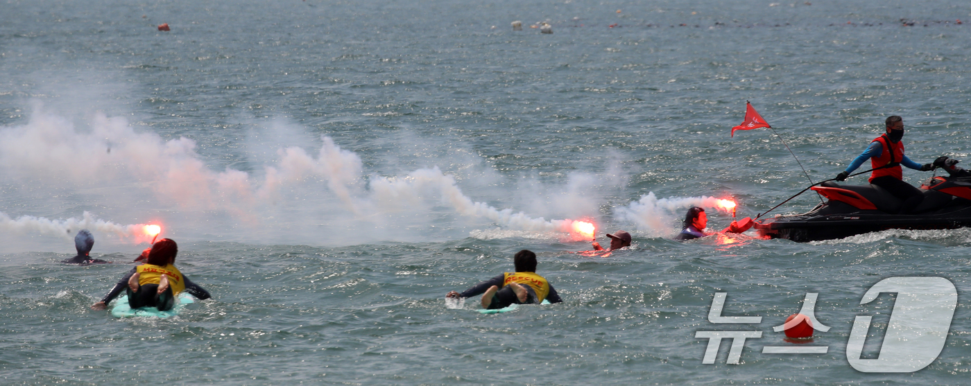 (부산=뉴스1) 윤일지 기자 = 19일 부산 해운대구 송정해수욕장에서 부산해경과 서프구조대가 해수욕장 개장에 대비해 인명구조 훈련을 하고 있다.부산 해운대·송정해수욕장은 오는 21 …
