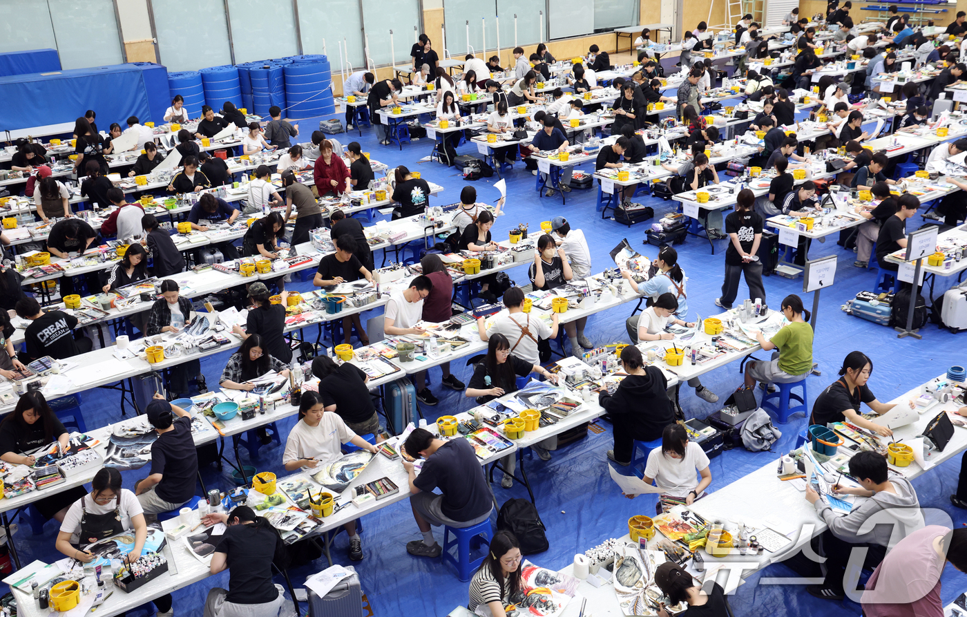 (서울=뉴스1) 김명섭 기자 = 19일 서울 노원구에서 열린 2025 삼육대학교 전국 고교생 아트앤디자인 실기대회에서 학생들이 집중해서 그림을 그리고 있다.  2025.6.19/뉴 …