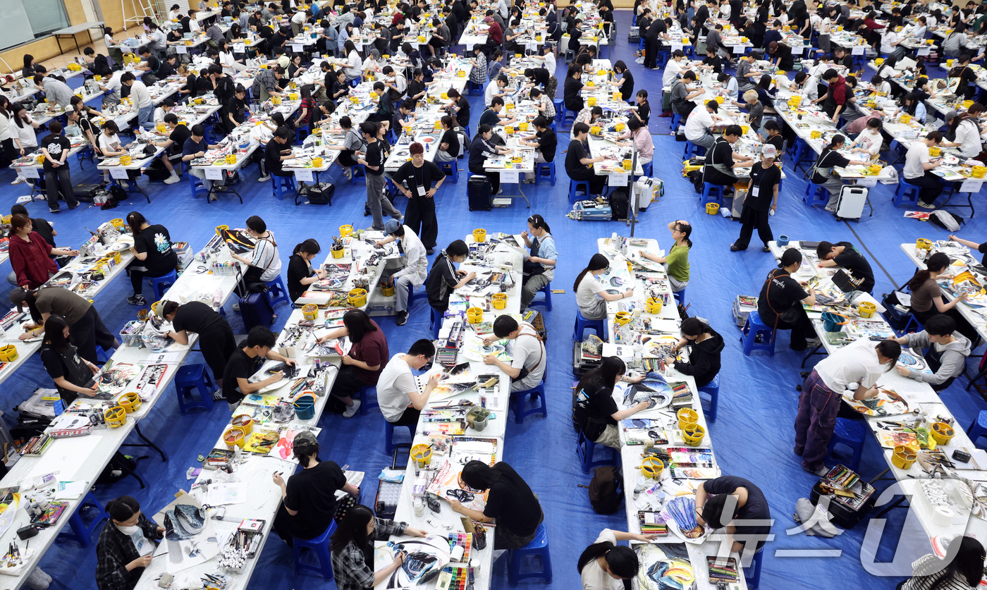 (서울=뉴스1) 김명섭 기자 = 19일 서울 노원구에서 열린 2025 삼육대학교 전국 고교생 아트앤디자인 실기대회에서 학생들이 집중해서 그림을 그리고 있다.  2025.6.19/뉴 …