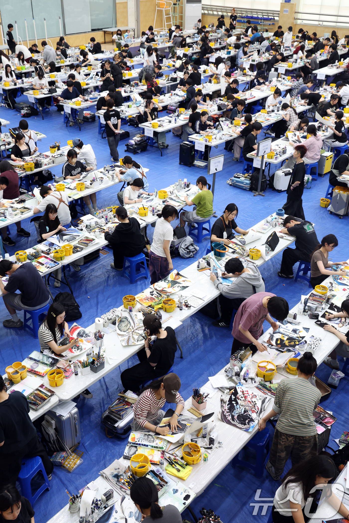 (서울=뉴스1) 김명섭 기자 = 19일 서울 노원구에서 열린 2025 삼육대학교 전국 고교생 아트앤디자인 실기대회에서 학생들이 집중해서 그림을 그리고 있다.  2025.6.19/뉴 …