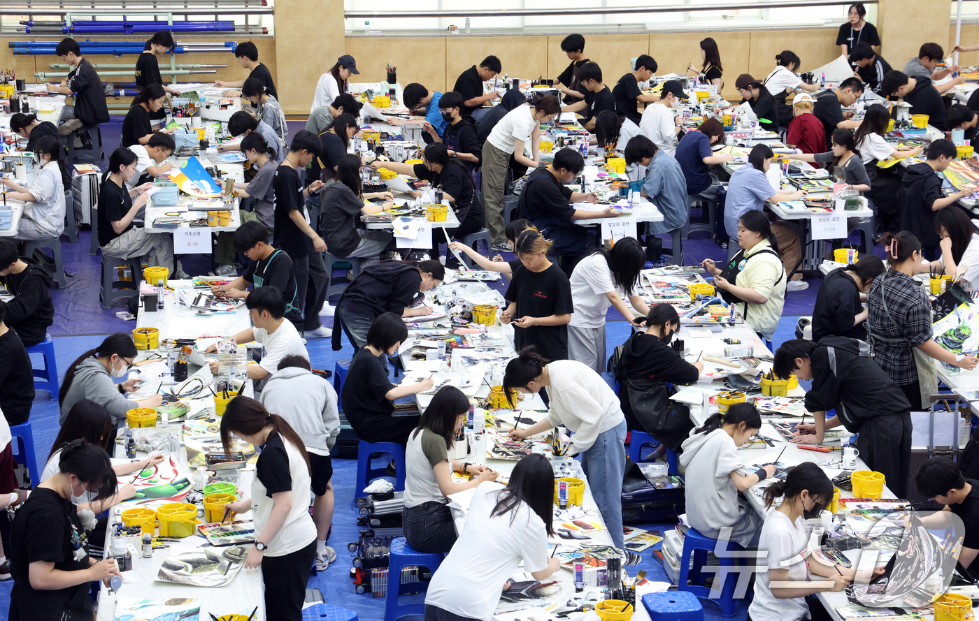 (서울=뉴스1) 김명섭 기자 = 19일 서울 노원구에서 열린 2025 삼육대학교 전국 고교생 아트앤디자인 실기대회에서 학생들이 집중해서 그림을 그리고 있다.  2025.6.19/뉴 …