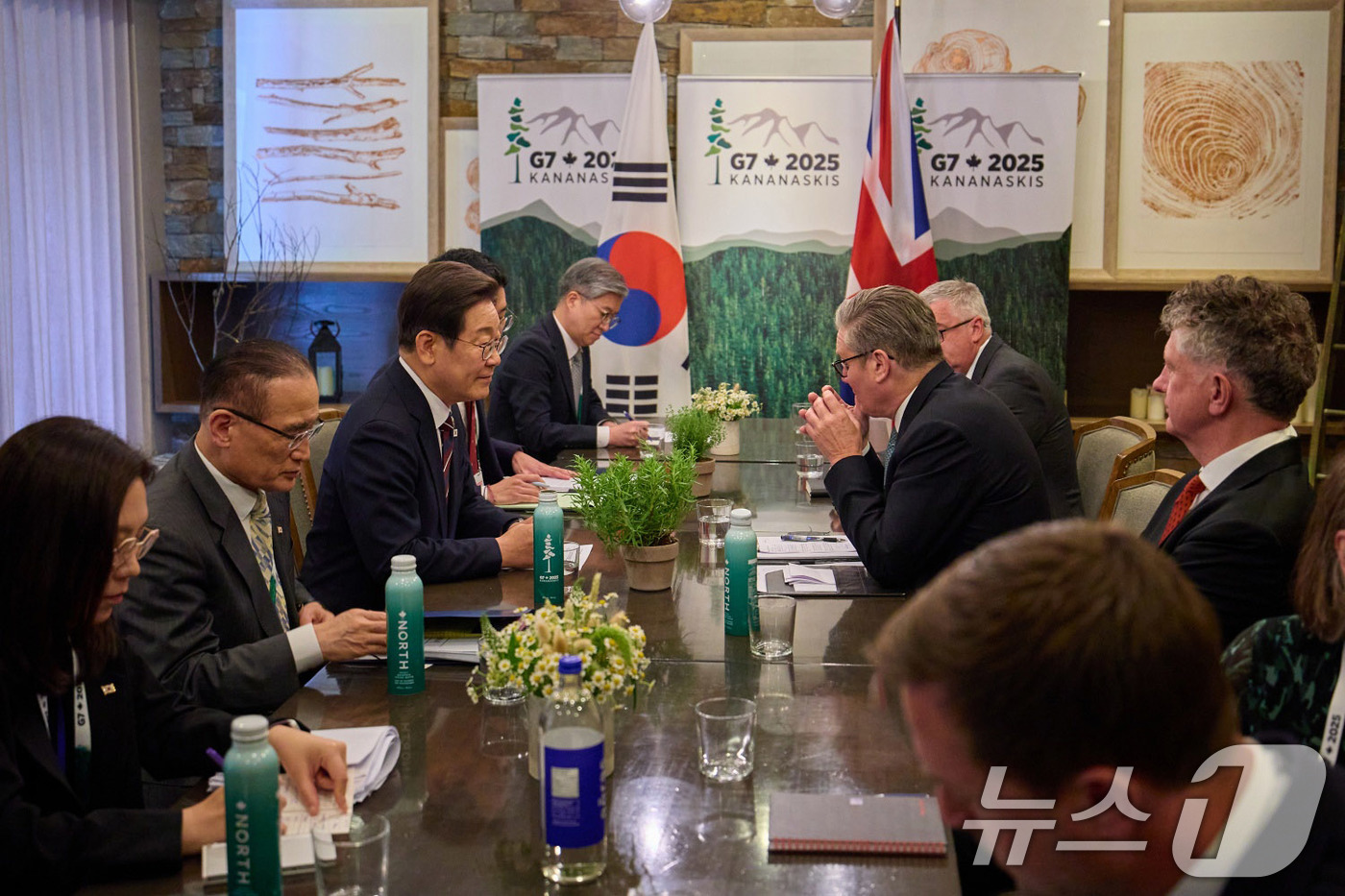 (서울=뉴스1) 박지혜 기자 = 이재명 대통령이 17일(현지시간) 캐나다 앨버타주 캐내내스키스 주요 7개국(G7) 정상회의장에서 키어 스타머 영국 총리와 한·영 정상회담을 하고 있 …