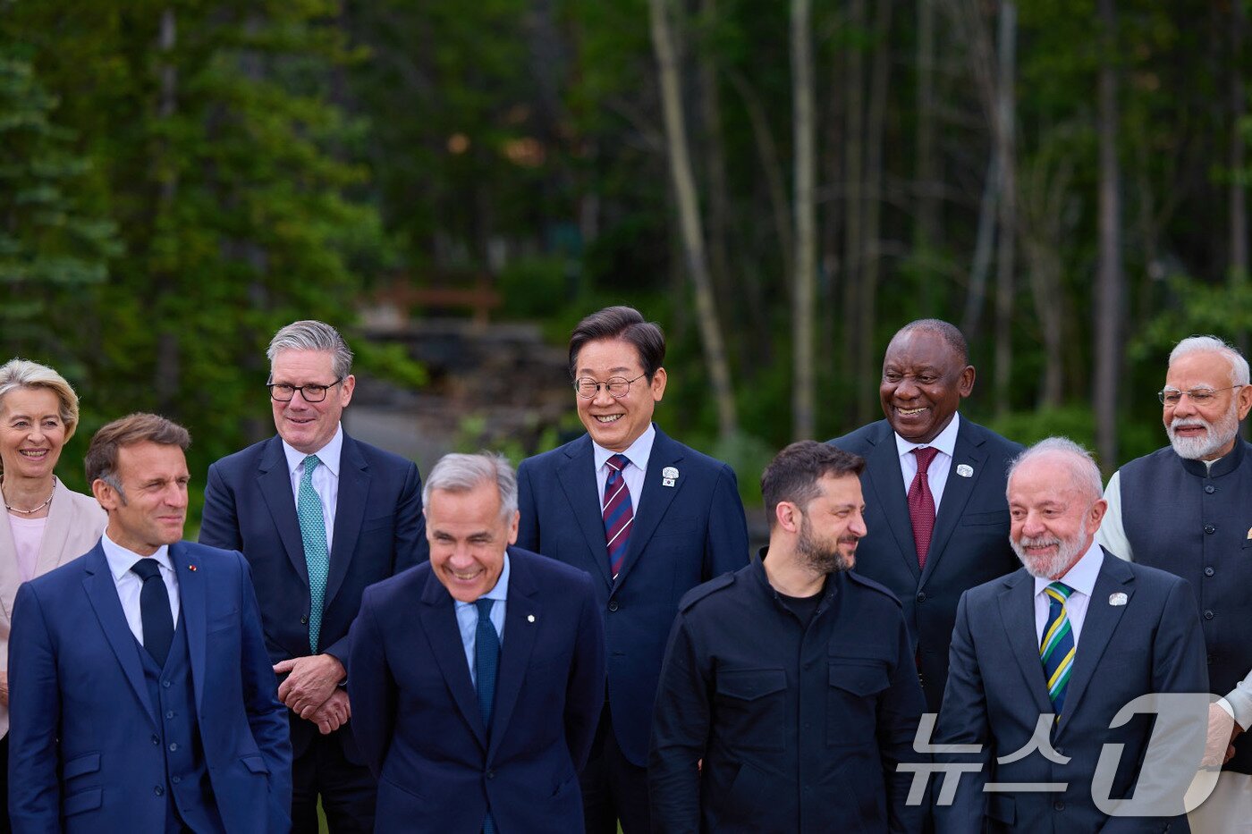 본문 이미지 - 이재명 대통령이 17일&#40;현지시각&#41; 캐나다 앨버타주 캐내내스키스 주요 7개국&#40;G7&#41; 정상회의장에서 G7 및 초청국 정상들과 기념촬영을 하고 있다.&#40;대통령실 제공. 재판매 및 DB 금지&#41; 2025.6.19/뉴스1 ⓒ News1 박지혜 기자