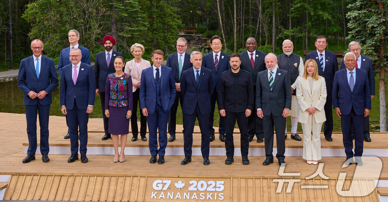(서울=뉴스1) 박지혜 기자 = 이재명 대통령이 17일(현지시각) 캐나다 앨버타주 캐내내스키스 주요 7개국(G7) 정상회의장에서 G7 및 초청국 정상들과 기념촬영을 하고 있다.뒷줄 …