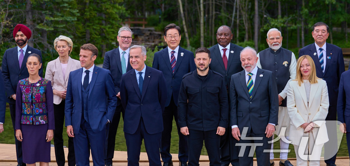 (서울=뉴스1) 박지혜 기자 = 이재명 대통령이 17일(현지시각) 캐나다 앨버타주 캐내내스키스 주요 7개국(G7) 정상회의장에서 G7 및 초청국 정상들과 기념촬영을 하고 있다.(대 …