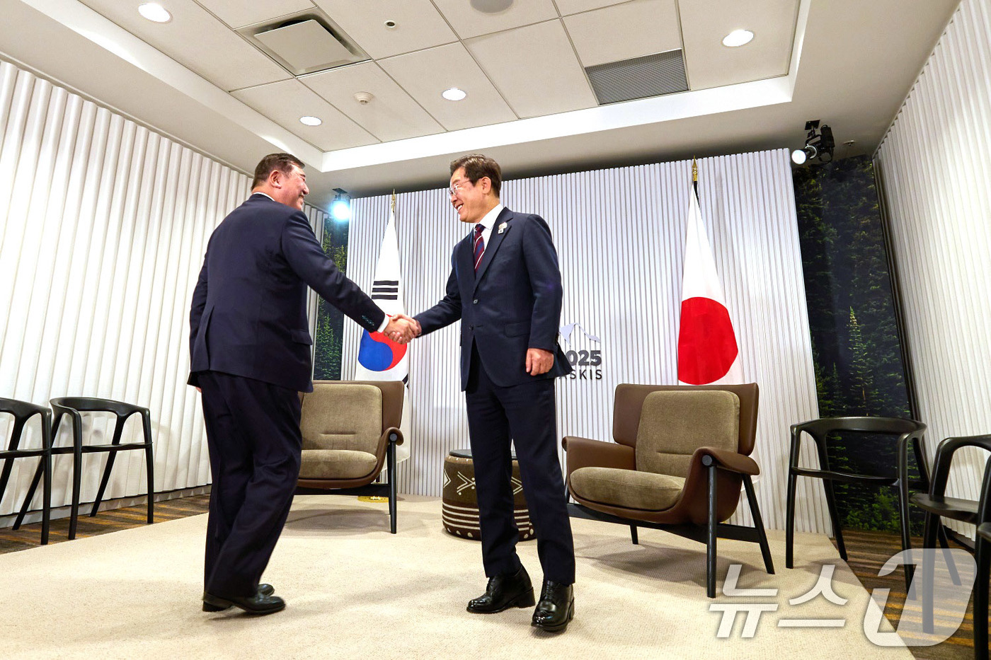 (서울=뉴스1) 박지혜 기자 = 이재명 대통령이 17일(현지시간) 캐나다 앨버타주 캐내내스키스 주요 7개국(G7) 정상회의장에서 열린 한·일 정상회담에서 이시바 시게루 일본 총리와 …