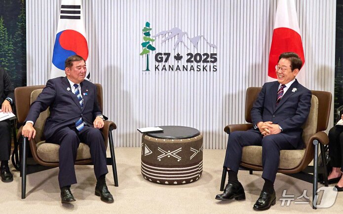 본문 이미지 - 이재명 대통령이 지난 17일&#40;현지시간&#41; 캐나다 앨버타주 캐내내스키스 주요 7개국&#40;G7&#41; 정상회의장에서 이시바 시게루 일본 총리와 한·일 정상회담을 하고 있다. &#40;대통령실 제공. 재판매 및 DB 금지&#41; 2025.6.19/뉴스1 ⓒ News1 박지혜 기자