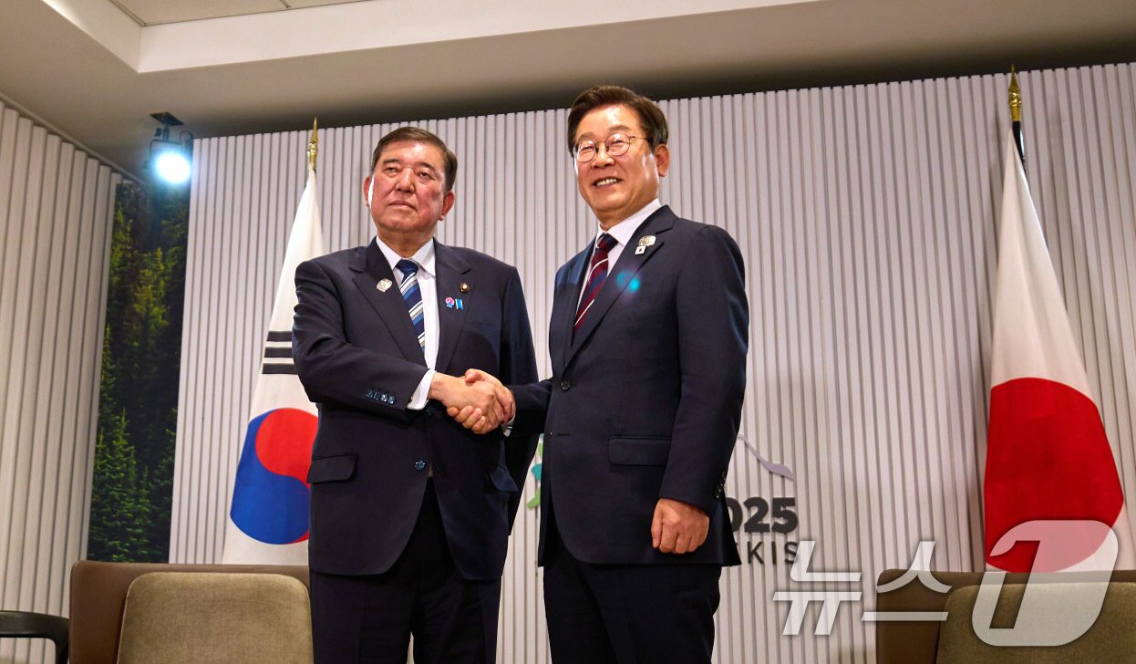 본문 이미지 - 이재명 대통령이 17일&#40;현지시간&#41; 캐나다 앨버타주 캐내내스키스 주요 7개국&#40;G7&#41; 정상회의장에서 이시바 시게루 일본 총리와 한·일 정상회담을 하고 있다. &#40;대통령실 제공. 재판매 및 DB 금지&#41; 2025.6.19/뉴스1 ⓒ News1 박지혜 기자