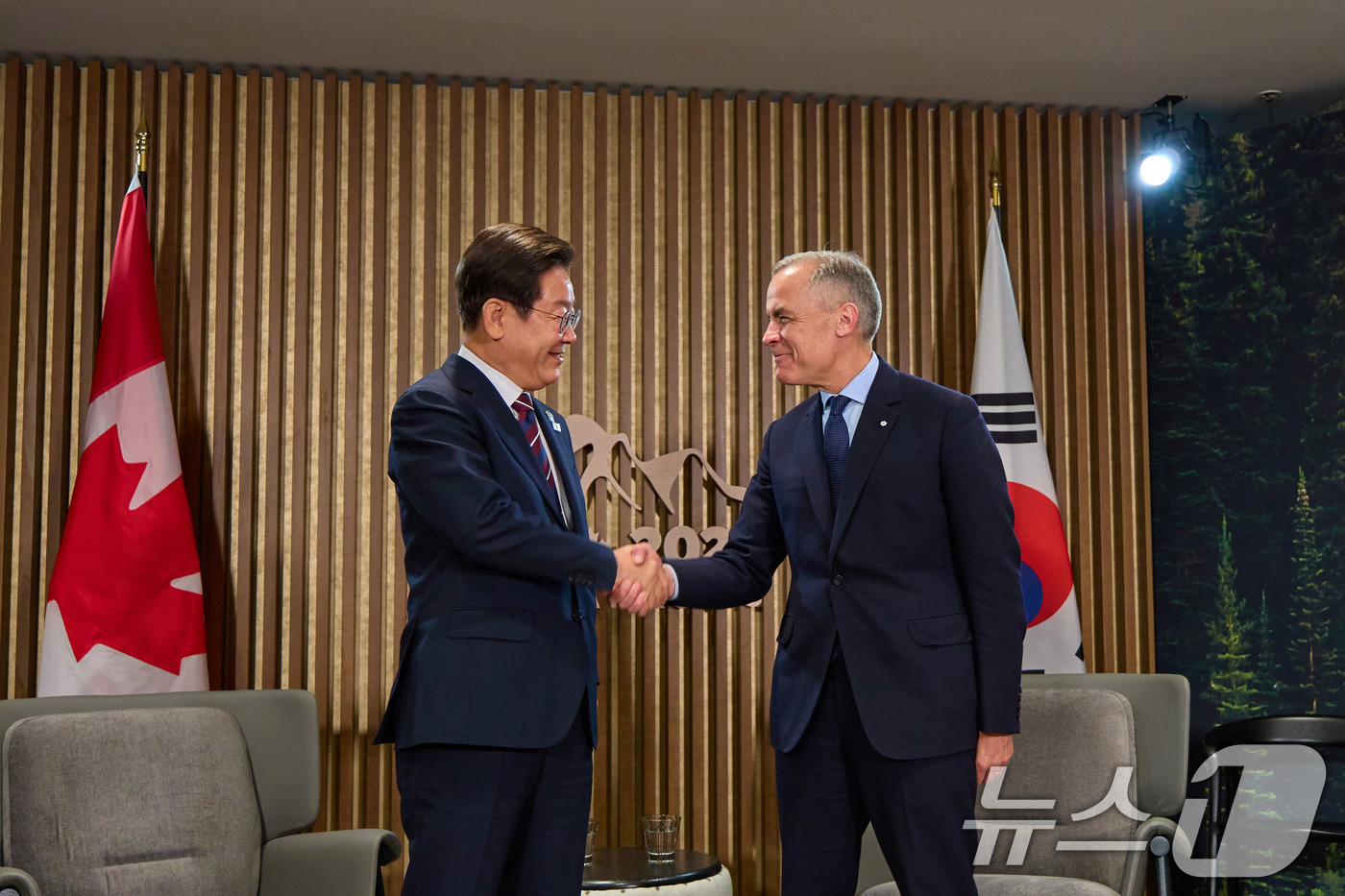 (서울=뉴스1) 박지혜 기자 = 이재명 대통령이 17일(현지시간) 캐나다 앨버타주 캐내내스키스 주요 7개국(G7) 정상회의장에서 마크 카니 캐나다 총리와 한·캐나다 정상회담을 하고 …