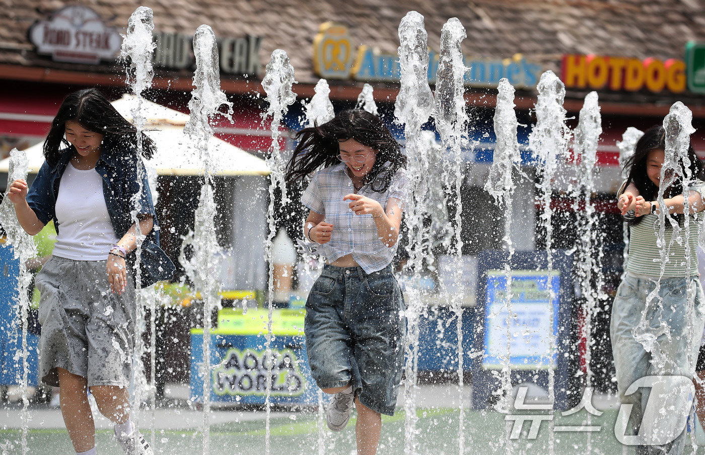 (대구=뉴스1) 공정식 기자 = 본격적인 장마를 앞두고 30도를 넘는 무더위가 이어진 19일 대구 달서구 테마파크 이월드를 찾은 여학생들이 바닥분수 물줄기 사이를 달리며 더위를 식 …