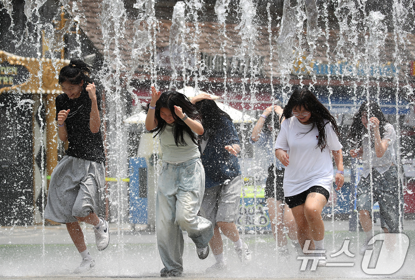 (대구=뉴스1) 공정식 기자 = 본격적인 장마를 앞두고 30도를 넘는 무더위가 이어진 19일 대구 달서구 테마파크 이월드를 찾은 여학생들이 바닥분수 물줄기 사이를 달리며 더위를 식 …